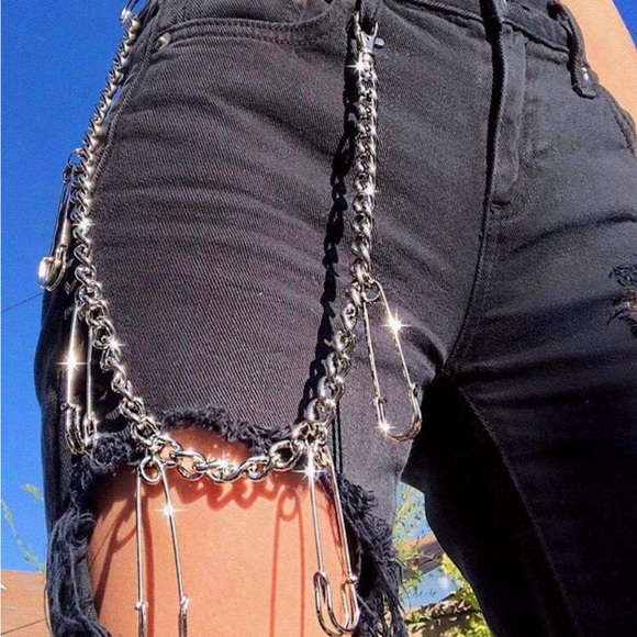 AWESOME SAFETY PIN CHAIN!! CAN BE WORN MANY WAYS EVEN AS NECKLACE OR ACCESSORY🤩 - Picture 5 of 5